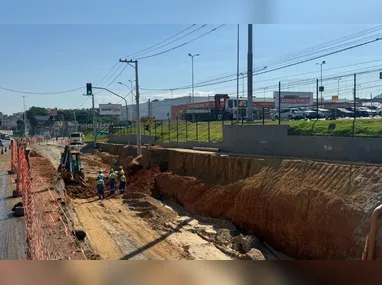 Vídeo mostra motocicleta sendo arrastada por carro