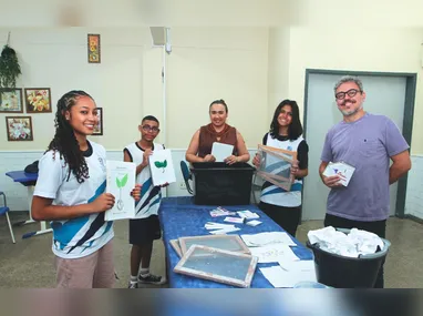 O professor Iago Ornellas com os alunos Ariel Ferreira, Bernardo Santos, Guilherme Ceolin e Pietra Bragatto: simulados ajudam a lidar com a ansiedade