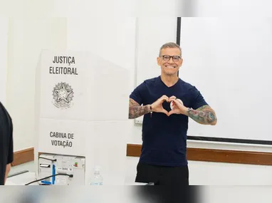 Lorenzo Pazolini (Republicanos), votou ao lado da esposa, Paula Pazolini