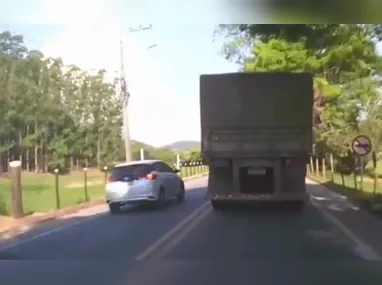 Capotamento ocorreu em frente ao Colégio Estadual