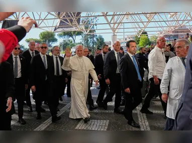 O Papa Leão XIV (c) acena ao chegar ao Policlínico Agostino Gemelli, em Roma, na Itália, nesta terça-feira, 13 de outubro de 2026