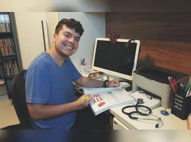 Realizando um sonho de infância, a aposentada Maria Leide Scardua, de 70 anos, começou a fazer aulas de vôlei