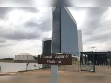 Moraes autoriza Flávio Bolsonaro a visitar o pai, preso em casa