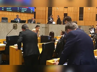 Presidente Luiz Inácio Lula da Silva erguendo um exemplar da Constituição Federal durante a cerimônia de promulgação da Proposta de Emenda à Constituição (PEC) que encerra a escala de trabalho 6x1
