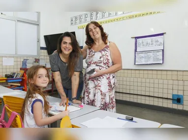A professora Ana Cristina Rangel com os alunos Luna, Eloah, Talya  e Lucas: leitura gravada ajuda em avaliação