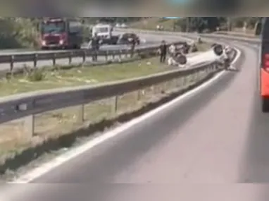 Cenas do acidente puderam ser vistas ainda na manhã desta sexta (2)