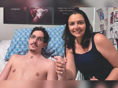 Renata segura o capacete da filha