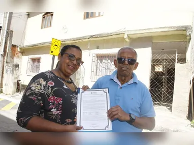 Juliana Oliveira ao lado da homenagem ao pai, Adilson Trancoso Mendes, o paciente oncológico que faleceu há cinco anos