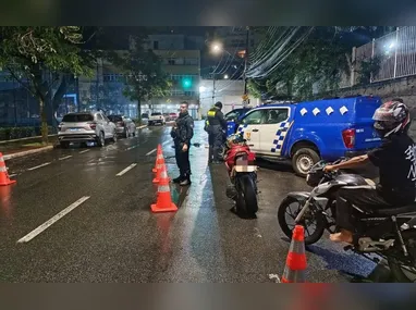 O desmonte de rochas integra uma das etapas técnicas das obras de duplicação da BR-101 Sul, executadas entre os quilômetros 357,690 e 373,700, no trecho entre Anchieta e Iconha
