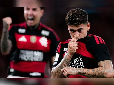 Carrascal, do Flamengo, comemora após marcar gol de pênalti nos acréscimos da partida entre Flamengo e Atlético Mineiro, válida pela 32ª rodada do Campeonato Brasileiro 2026, realizada no Estádio Maracanã, no Riode Janeiro, na noite desta segunda-feira (26)