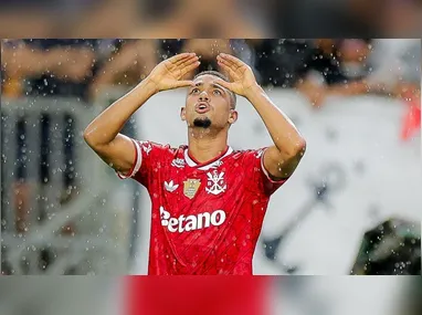 Kaio Jorge e Matheus Pereira se desentendem durante Cruzeiro x Athletico-PR