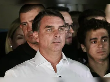 Ex-deputada federal Carla Zambelli apontando uma arma de fogo na rua em São Paulo