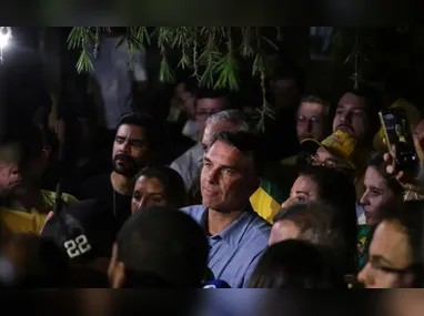 Os candidatos à presidência da República, Flávio Bolsonaro (PL) e Lula (PT)