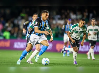 Carrascal converte pênalti aos 53 do segundo tempo, Flamengo faz 3 a 2 no Atlético-MG no Maracanã e sustenta vantagem mínima para o Palmeiras