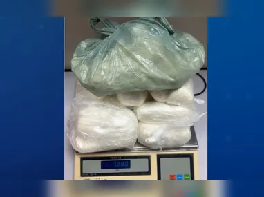 Sete máquinas caça-níqueis, pistola, munições, dinheiro e drogas foram apreendidos em casa no bairro São Pedro onde ocorria a prática de jogos de azar