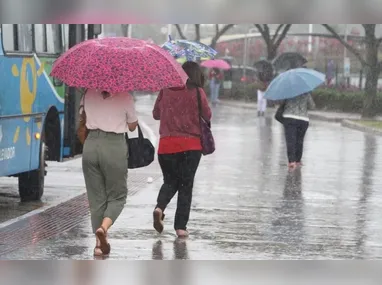 Imagem ilustrativa da imagem Inmet alerta para tempestade, ventos fortes e granizo em 56 cidades do ES