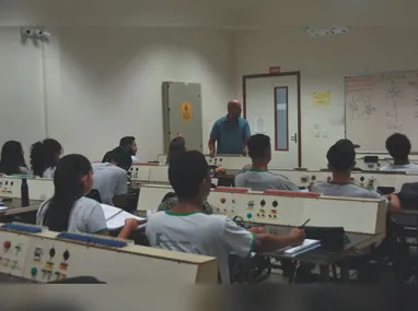 81% dos estudantes brasileiros avaliados frequentavam escolas com restrições ao uso de celulares