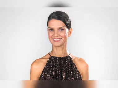 A cantora Mari Fernandez e a influenciadora Júlia Ribeiro anunciaram o nascimento da filha, Isabela