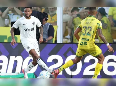 O jogador Lucas Evangelista, da SE Palmeiras, disputa bola com o jogador do Grêmio FBPA, durante partida válida pela vigésima oitava rodada, do Campeonato Brasileiro, Série A, na Arena do Grêmio
