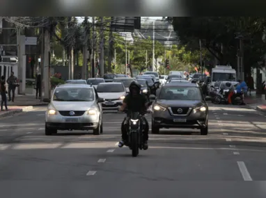 O veterinário Gabriel Furtado 
é o responsável por cuidar da ave 
durante seu “trabalho” no Hucam