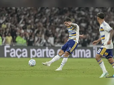 Tomás Cuello (d), do Atlético Mineiro, disputa lance com Eduardo Aguero, do Montevideo City Torque, na partida de volta das semifinais da Copa Sul- Americana 2026 em Montevidéu, no Uruguai, na noite desta quarta-feira, 21