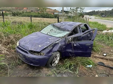 Pelo menos duas pessoas ficaram feridas após o veículo ser alvo de dezenas de disparos de arma de fogo no bairro São Conrado