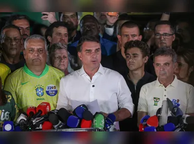 Lula comemora, usando óculos em formato de estrela durante evento: Presidente completa 81 anos nesta terça (27)
