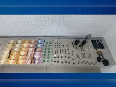Câmera de videomonitoramento mostrou a abordagem dos criminosos, que roubaram a bike elétrica de um dos adolescentes