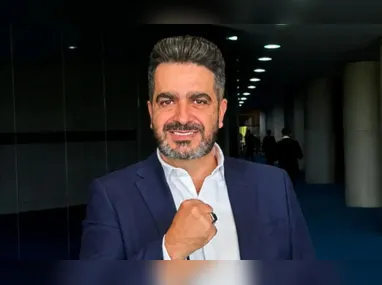 Mesário atuando em sessão durante a eleição