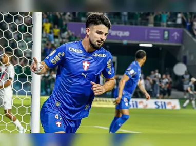 Emerson Royal jogador do Flamengo, durante partida contra o Santos no Estádio Vila Belmiro pelo Campeonato Brasileiro; time utilizou a mensagem "proibir não é proteger" no espaço que seria do patrocínio master