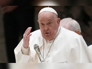 O Papa Leão XIV (c) acena ao chegar ao Policlínico Agostino Gemelli, em Roma, na Itália, nesta terça-feira, 13 de outubro de 2026