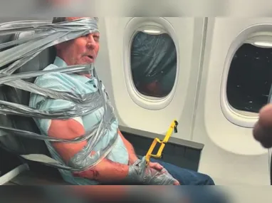 Imagem ilustrativa da imagem Passageiro amarrado com fita em avião após insultos racistas