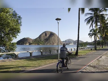 Vítima caiu próximo a um valão após acidente na ponte e foi socorrida com vida pelo SAMU