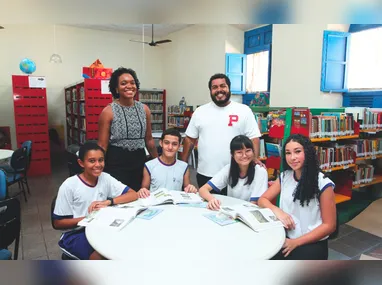 O professor Iago Ornellas com os alunos Ariel Ferreira, Bernardo Santos, Guilherme Ceolin e Pietra Bragatto: simulados ajudam a lidar com a ansiedade