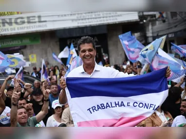 Lorenzo Pazolini comemora com apoiadores