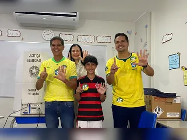 Flávio Bolsonaro votou acompanhado da mulher
