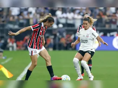 O atacante Estêvão comemora com companheiros após marcar um gol da Seleção Brasileira durante o amistoso contra a Índia, no Estádio Salt Lake, em Calcutá, na Índia, neste sábado, 3 de outubro de 2026