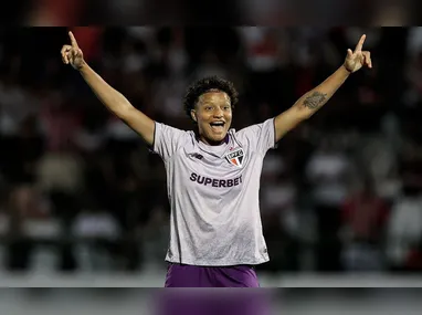 O jogador Lucas Evangelista, da SE Palmeiras, disputa bola com o jogador do Grêmio FBPA, durante partida válida pela vigésima oitava rodada, do Campeonato Brasileiro, Série A, na Arena do Grêmio