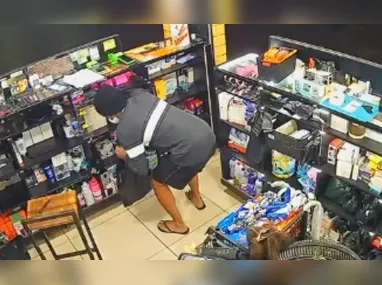 Imagem ilustrativa da imagem Suspeito assalta loja no Terminal de Laranjeiras; veja vídeo
