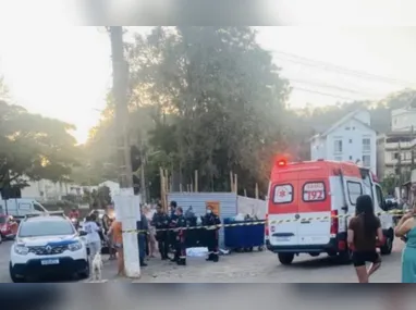Carro em que as vítimas do segundo ataque estavam ficou com os vidros destruídos