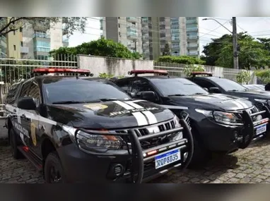 Câmeras flagraram pessoas correndo durante os tiros