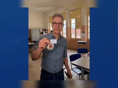 Imagem ilustrativa da imagem TRE/MG vai apurar uso de celular no voto por Romeu Zema (Novo)