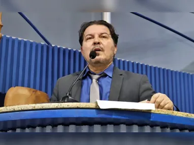 O presidente Luiz Inácio Lula da Silva (PT), candidato à reeleição, junto do candidato Flávio Bolsonaro (PL) no debate na Band