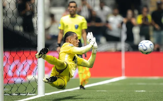 Imagem ilustrativa da imagem Goleiro Gabriel Delfim defende três pênaltis e Atlético-MG elimina Santos