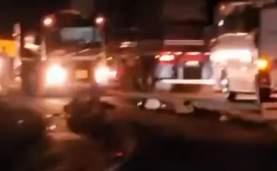 Imagem ilustrativa da imagem Jovem morre em acidente entre moto e micro-ônibus na BR-101, no Norte do ES