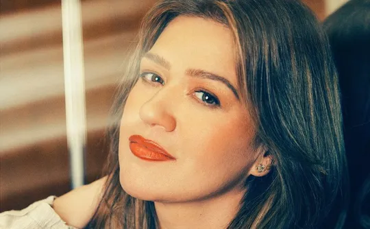 Imagem ilustrativa da imagem Kelly Clarkson acusa loja de tratá-la mal e bate boca nas redes sociais