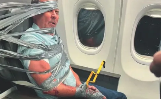 Imagem ilustrativa da imagem Passageiro amarrado com fita em avião após insultos racistas