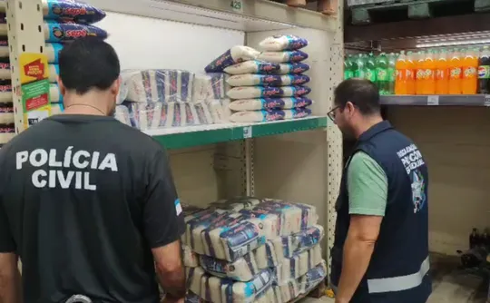 Imagem ilustrativa da imagem Rato morto e embalagens danificadas: supermercado na Serra é alvo de ação do Procon