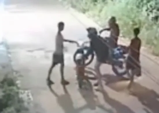 Imagem ilustrativa da imagem Adolescente é agredido e tem bike elétrica roubada por criminosos em Cariacica