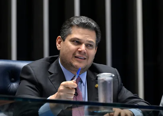 Imagem ilustrativa da imagem Alcolumbre confirma votação da PEC do fim da 6x1 para quinta-feira